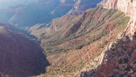 drone volando en el gran cañón, hermosa vista aérea al amanecer