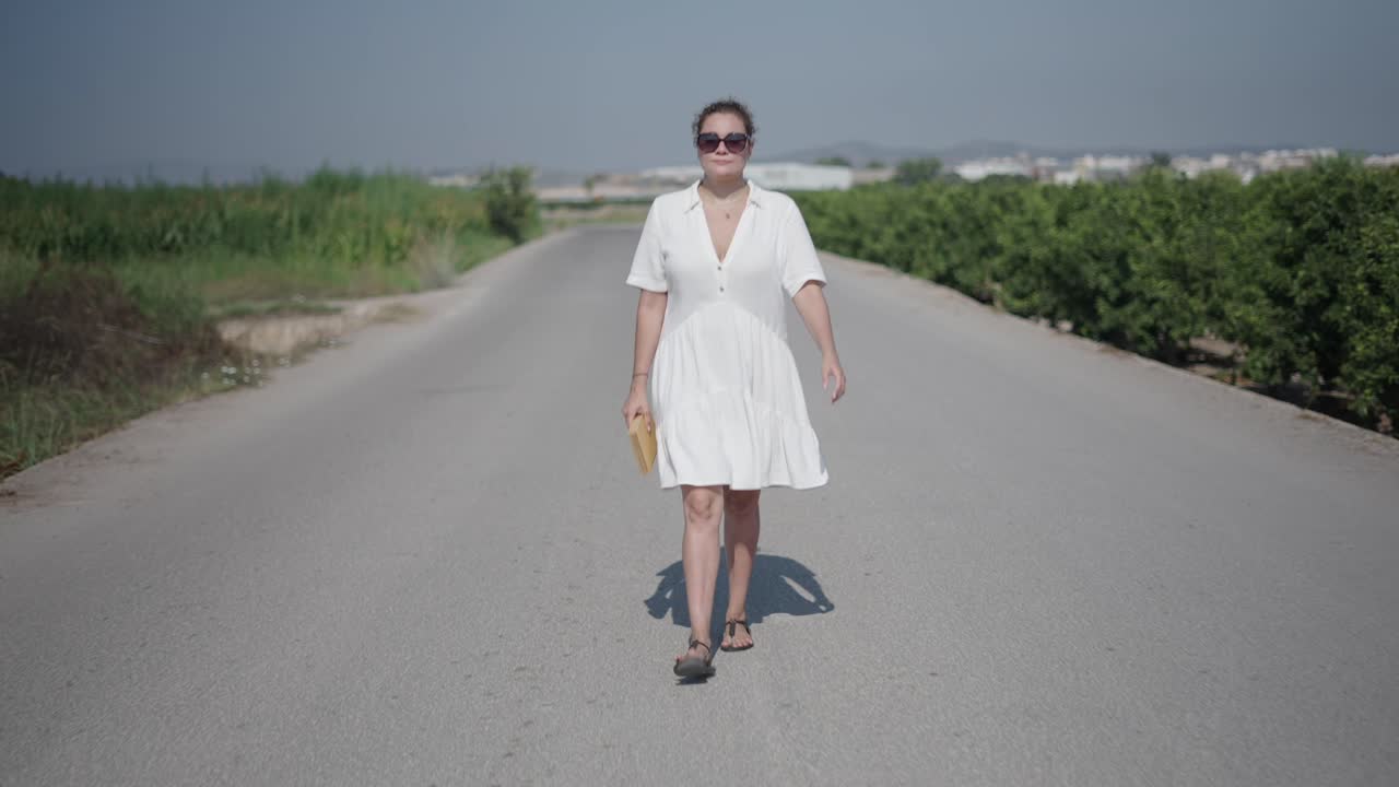 Donna che cammina su una strada di campagna