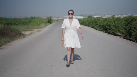 mujer caminando por un camino de campo