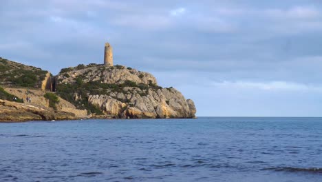 un faro en un acantilado
