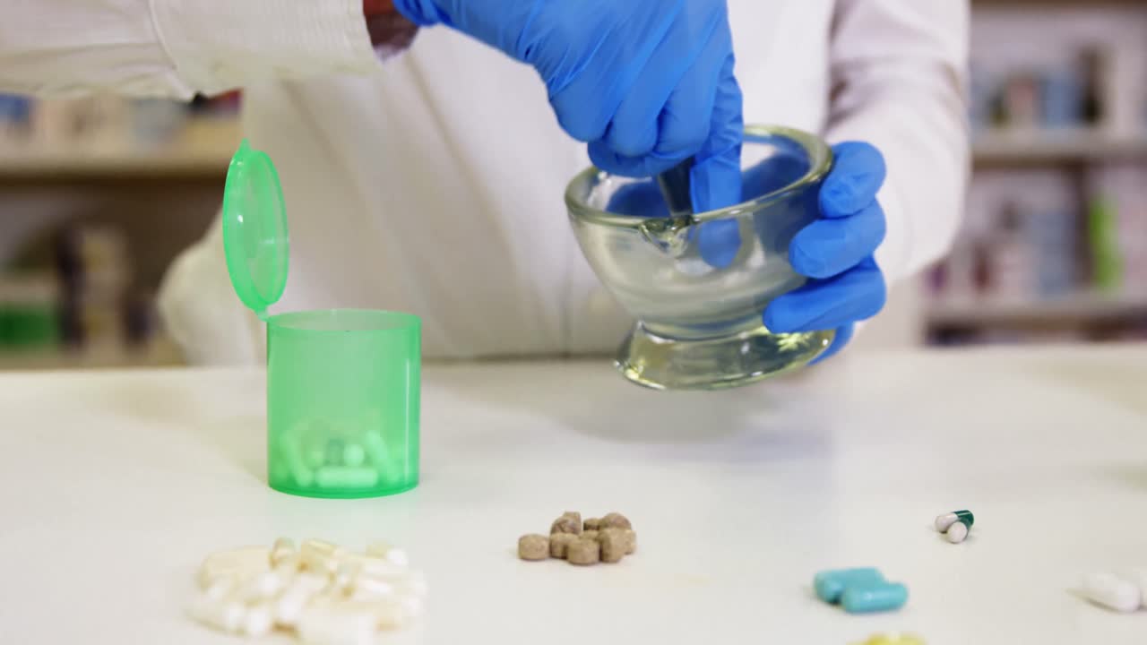 farmacéutico moliendo medicinas en mortero y mortero