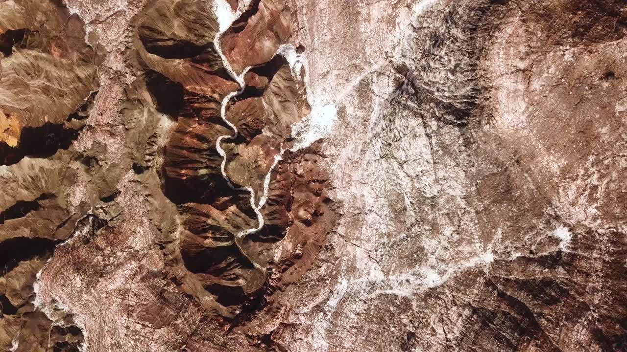 volar en el río salado lago de montaña en un desierto clima seco en irán oriente medio asia paisaje natural de maravilloso vívido colorido increíble vista marcial el avión no tripulado aéreo disparado en la industria minera área de la región