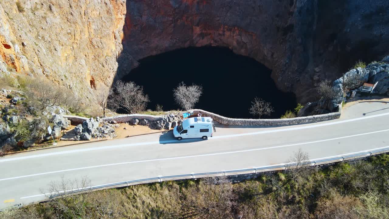 유럽에서 가장 큰 싱크홀인 붉은 호수의 공중 촬영