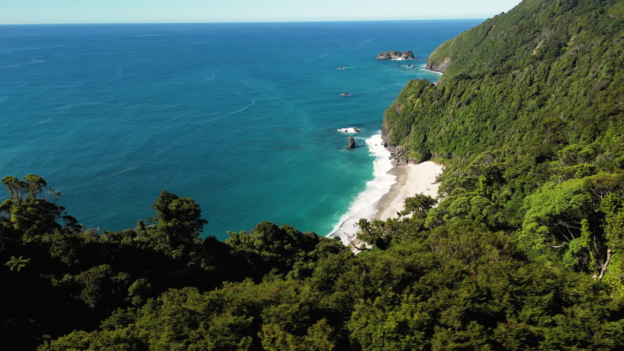 숲에서 자란 높은 절벽이 있는 뉴질랜드 서해안의 아름다움, 조감도