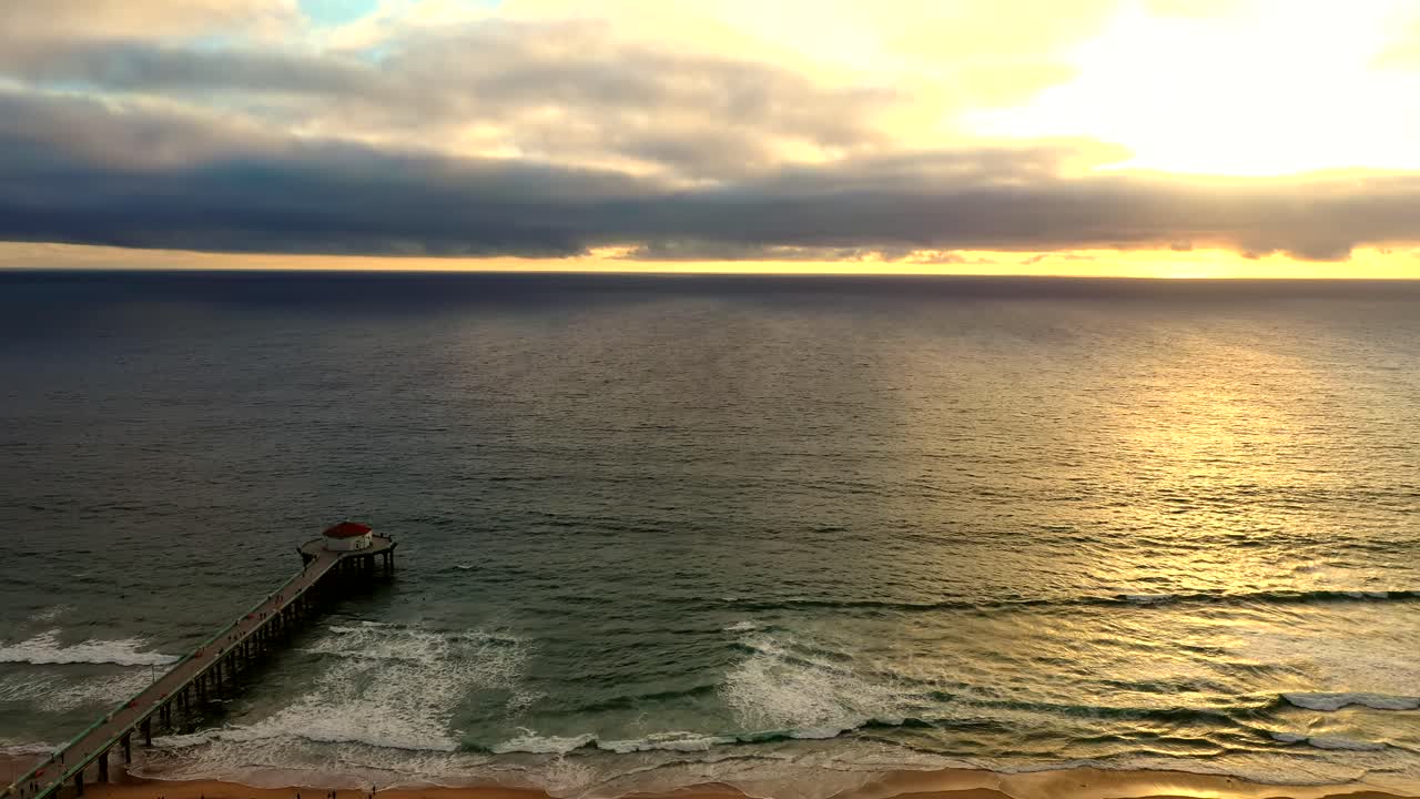 Pôr do Sol Deslumbrante Sobre Mar Calmo em Manhattan Beach Com Cais na Califórnia, EUA