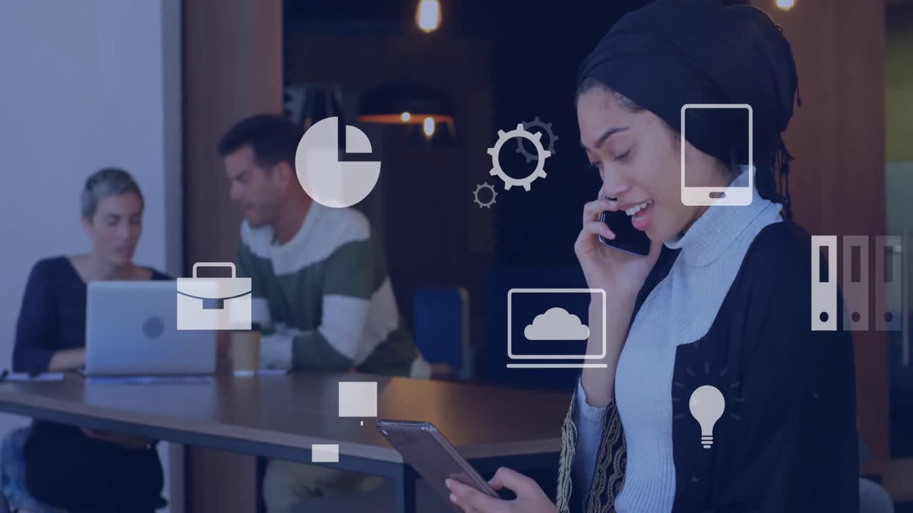 animación de iconos que caen sobre un grupo diverso de personas de negocios