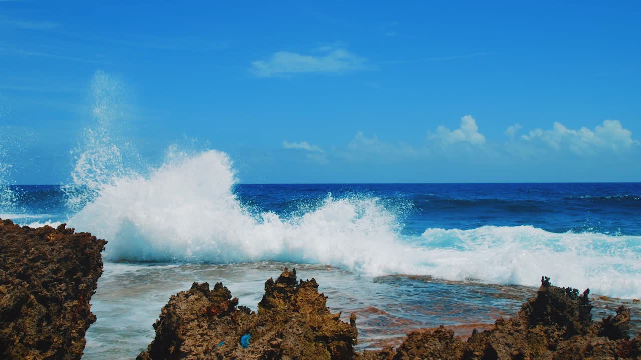 olas del océano rompiendo, rociando alto en el aire, costa de curacao, caribe, cámara lenta