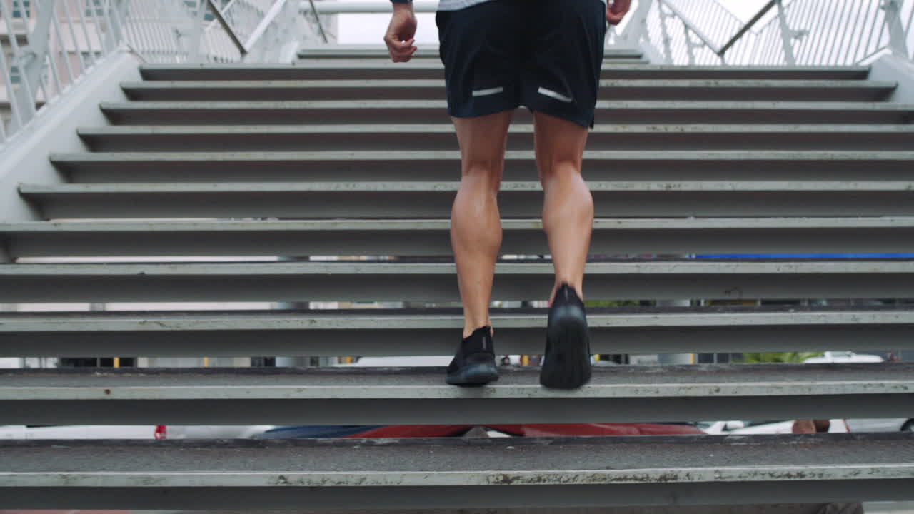 hombre atlético haciendo ejercicio, entrenando