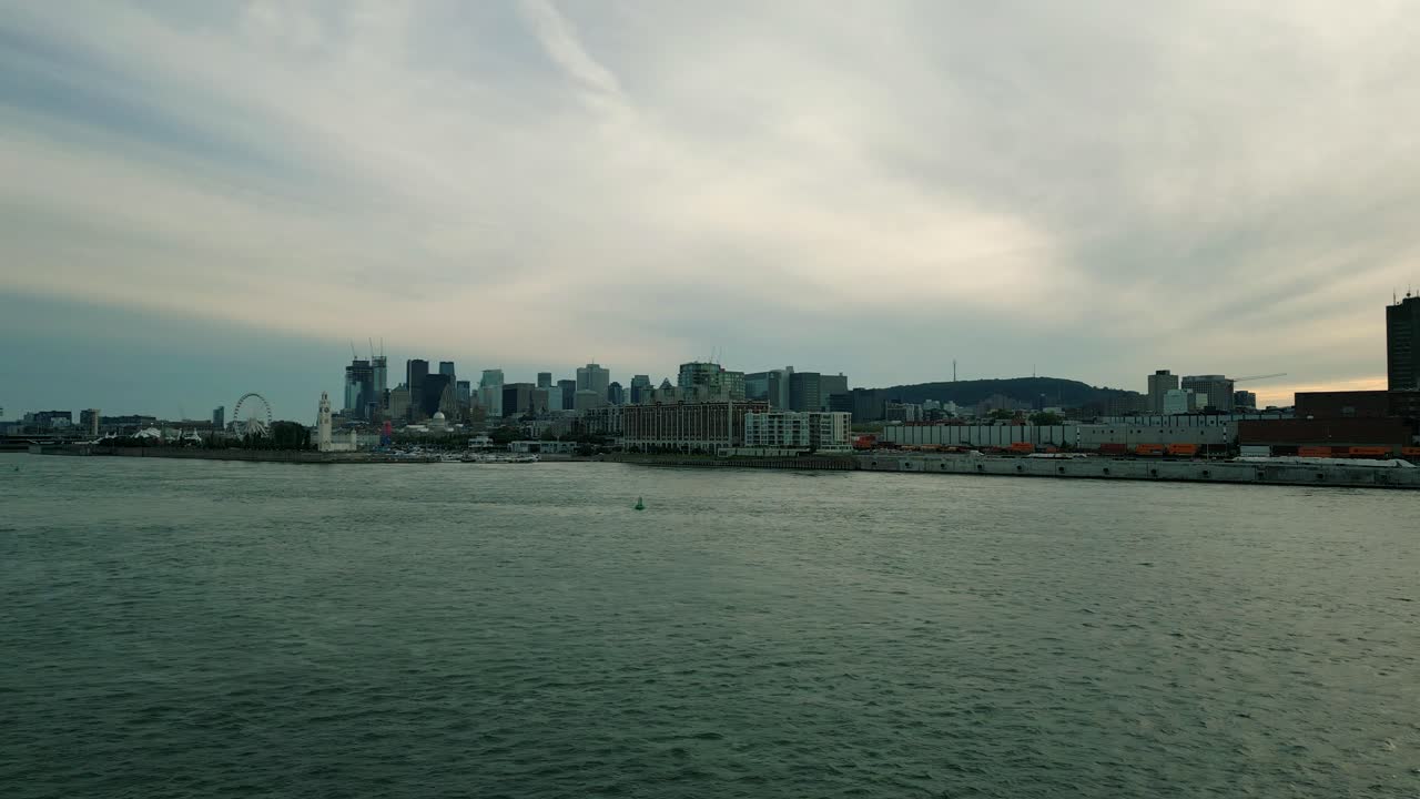 강가에 있는 자크 카르티에 다리에서 아름다운 일몰 동안 퀘벡 몬트리올 시내의 공중 전망을 보여주는 4k 영화 도시 드론 영상