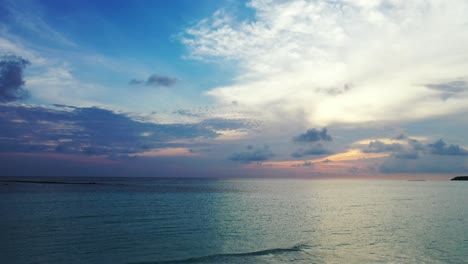 Cielo-Púrpura-Sobre-El-Océano-Abierto,-Bali,-Indonesia