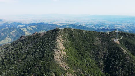 迪阿布洛山 (mount diablo) 的空中景色,高達3849英尺