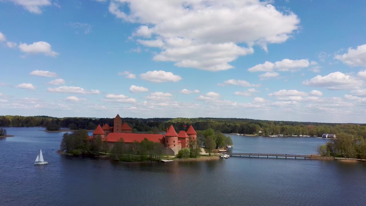 Castello medievale gotico sull'isola di Trakai, situato nel lago Galve. Ripresa aerea del monumento più bello della Lituania. Il castello dell'isola di Trakai, una delle destinazioni turistiche più popolari in Lituania