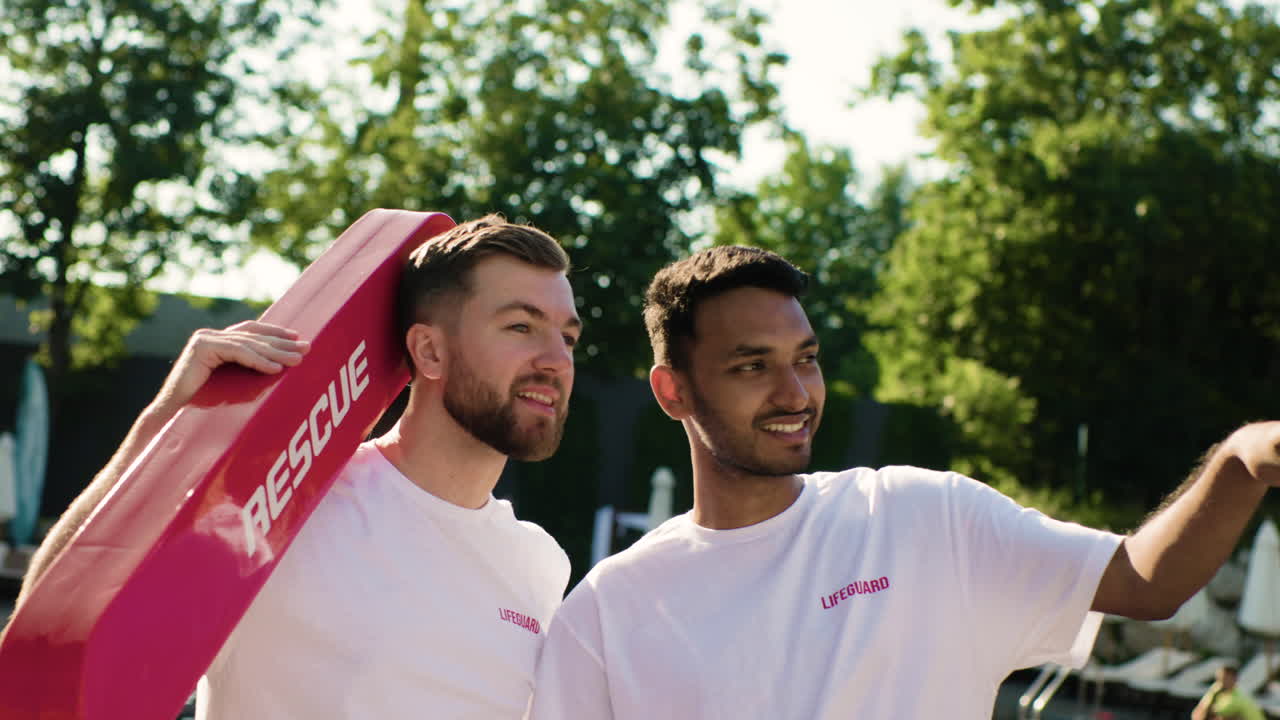 수영장 에서 얘기하는 구명병들