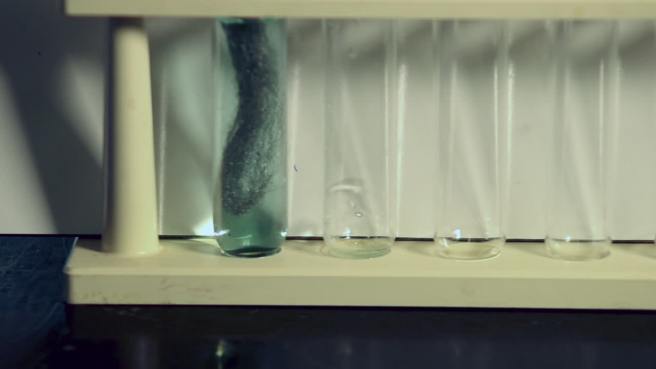 cierre de lana de acero que se agrega a la solución de sulfato de cobre en preparación para una reacción de desplazamiento simple