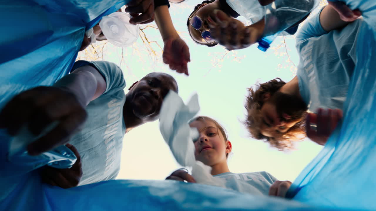 지역 사회 봉사팀은 폐기물을 줄이고 숲을 청소합니다.