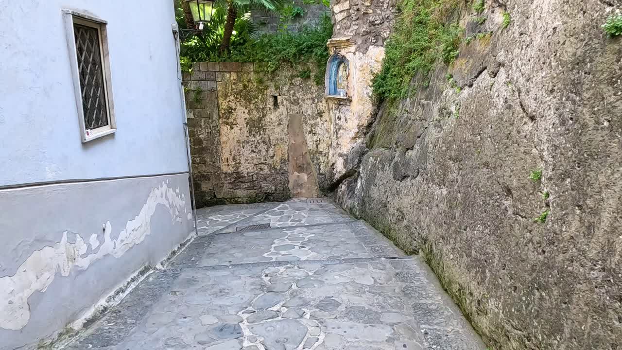 callejón estrecho con paredes de piedra y pavimento