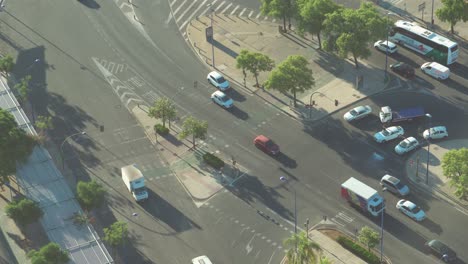 Punto-De-Vista-Aéreo-De-La-Intersección-De-La-Calle-Y-El-Paso-De-Peatones-Alto-Punto-De-Vista-Aéreo