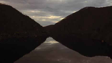 Lago-Tarnita,-Tarde-En-La-Noche