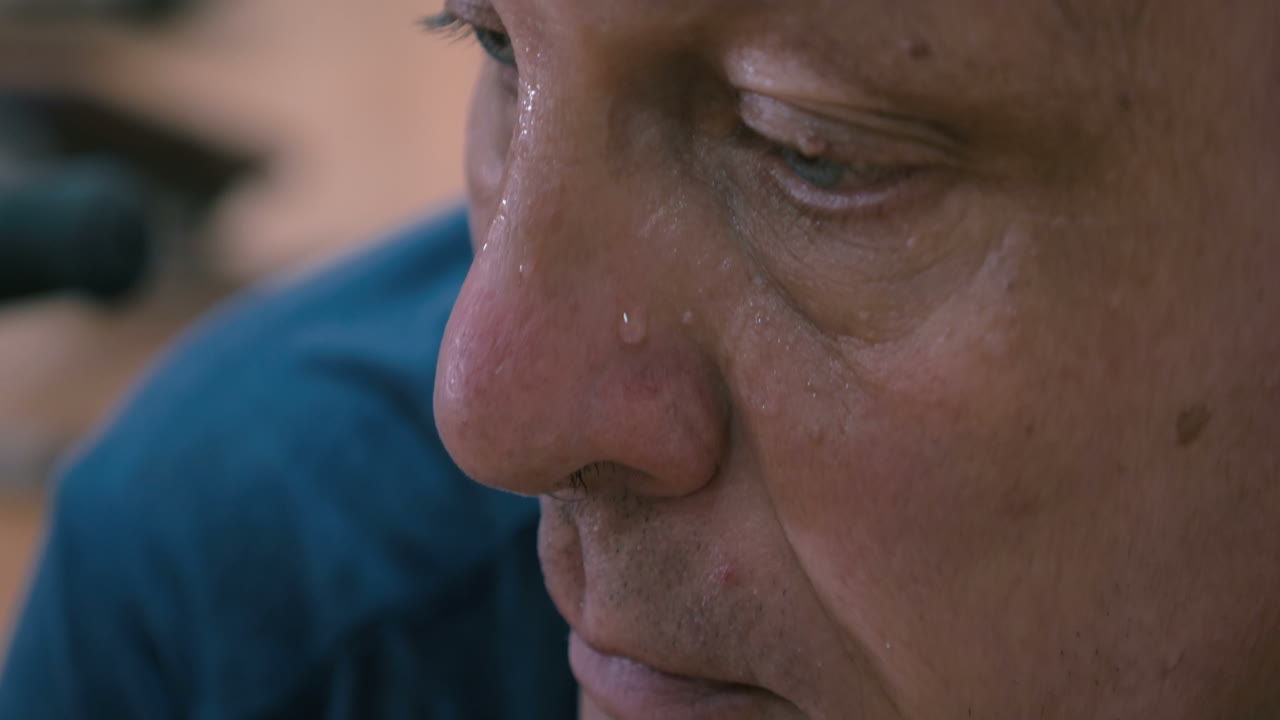 운동 후 휴식을 취하는  은 남자