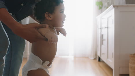 bebé aprendiendo a caminar niño pequeño dando sus primeros pasos con el padre ayudando al bebé enseñando al niño en casa