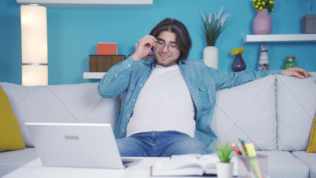 encantador y pacífico joven empresario masculino.