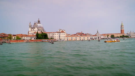 Venezianische-Lagune-Und-Stadtarchitektur-In-Venedig,-Italien-–-Weit