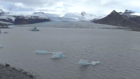 Toma-Panorámica-Aérea-De-Una-Llamativa-Laguna-Glacial