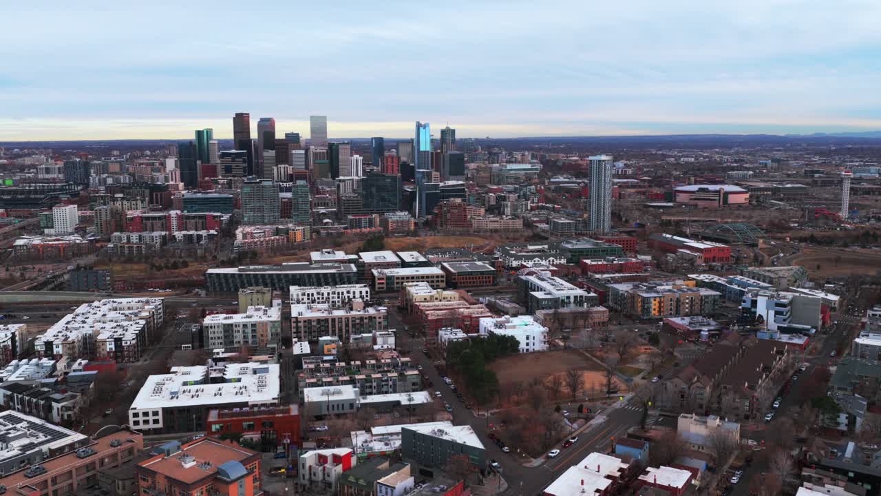 Downtown Denver, skyline di Lodo, paesaggio urbano, grattacieli, edifici, inverno, Colorado, aerea, drone, Highlands Park, cielo grigio, tramonto, autostrada interstatale I-25, traffico, auto, autostrada, Front Range, Montagne Rocciose, scatto statico