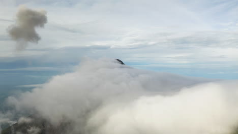 Penacho-Gris-De-Nube-Vog-Del-Volcán-Flota-Arriba-En-El-Cielo-De-Guatemala