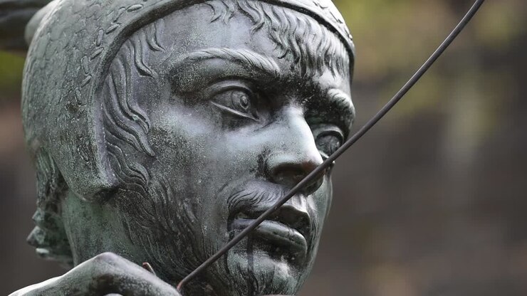 Robin Hood-statuen står stolt på Castle Road i Nottingham i England og sigter med sin pil mod det historiske porthus til Nottingham Castle.