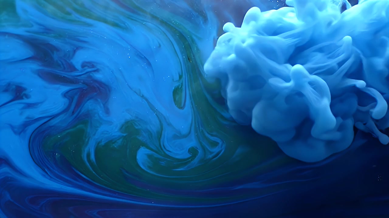 Inchiostro blu che si mescola nell'acqua creando motivi astratti