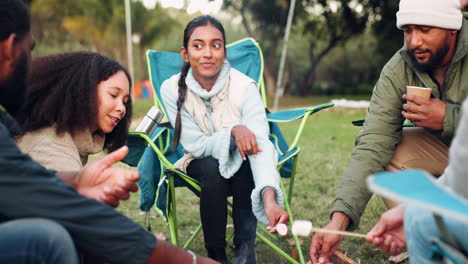 fuego, campamento y amigos con malvavisco