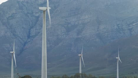 Gesamtansicht-Von-Windkraftanlagen-In-Ländlicher-Landschaft-Mit-Bergen