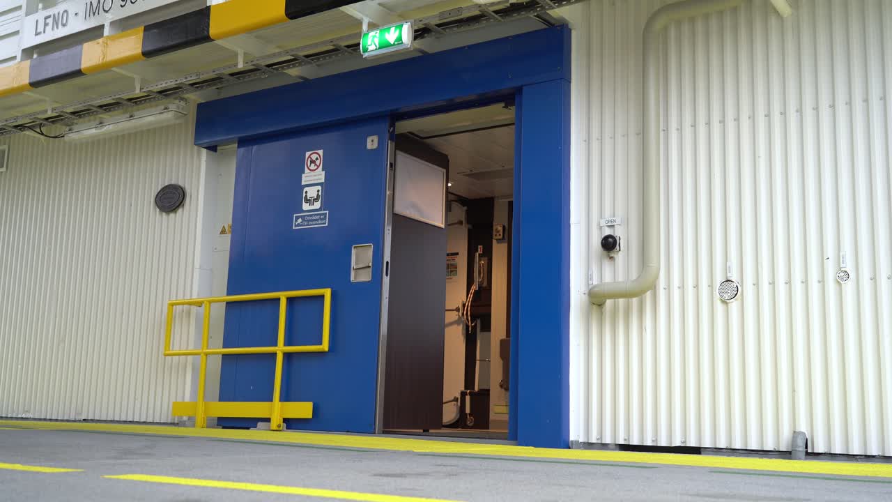 la puerta corredera de los transbordadores cierra suavemente la entrada al área de pasajeros - ángulo bajo estático visto desde la cubierta de automóviles de los barcos