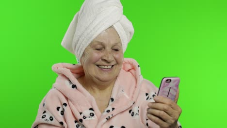 Abuela-Anciana-Después-De-La-Ducha.-Anciana-Haciendo-Selfies-Usando-Teléfono-Móvil