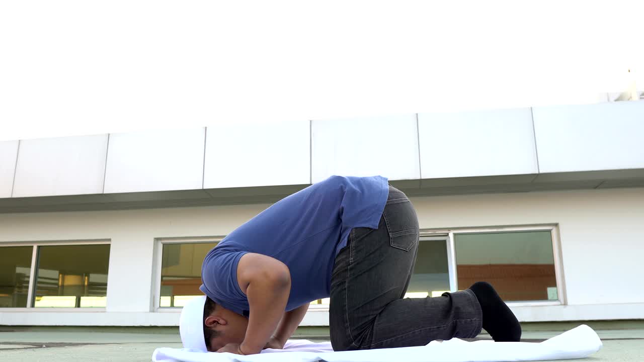 silueta joven musulmán asiático