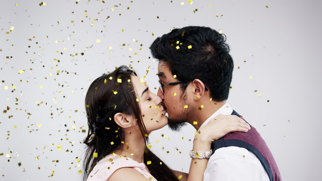 Coppia mista che si bacia in slow motion, serie di fototessere per matrimonio