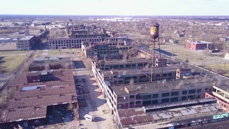 Erstaunliche-Antenne-über-Der-Zerstörten-Und-Verlassenen-Packard-Automobilfabrik-In-Der-Nähe-Von-Detroit-Michigan-3-Mich