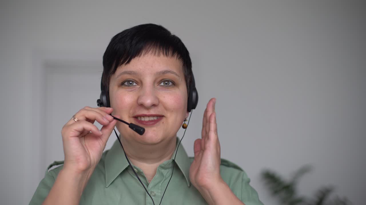 mujer con auriculares habla en video chat usando computadora portátil. auto-aislamiento en la pandemia de covid-19. apoyo en línea para mujeres