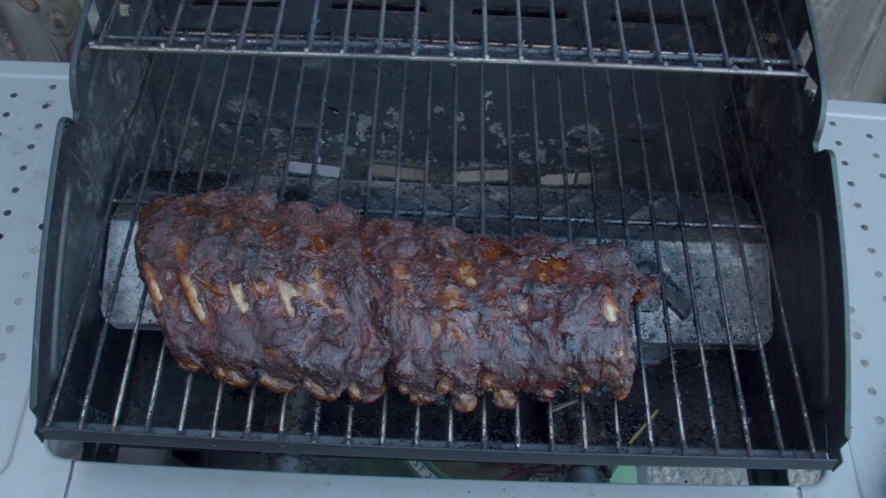 바비큐에서 구워지는 맛있는 스페어립의 높은 앵글 샷