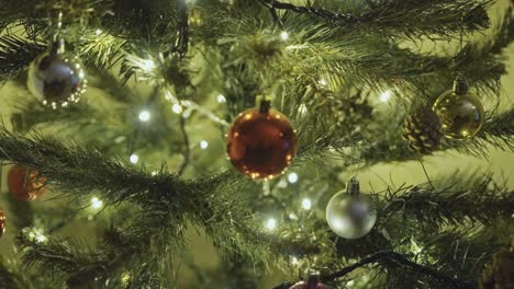 árbol de navidad y adornos con luces