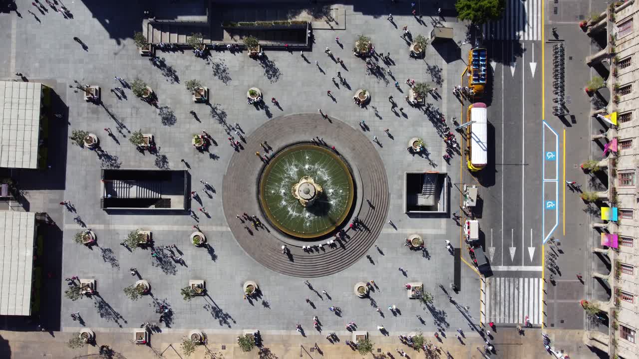 과달라하라 도심의 주요 광장에 있는 클래식 분수