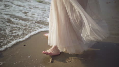 SLOW MOTION:, LOW ANGLE, CLOSE UP,  woman walking sea.