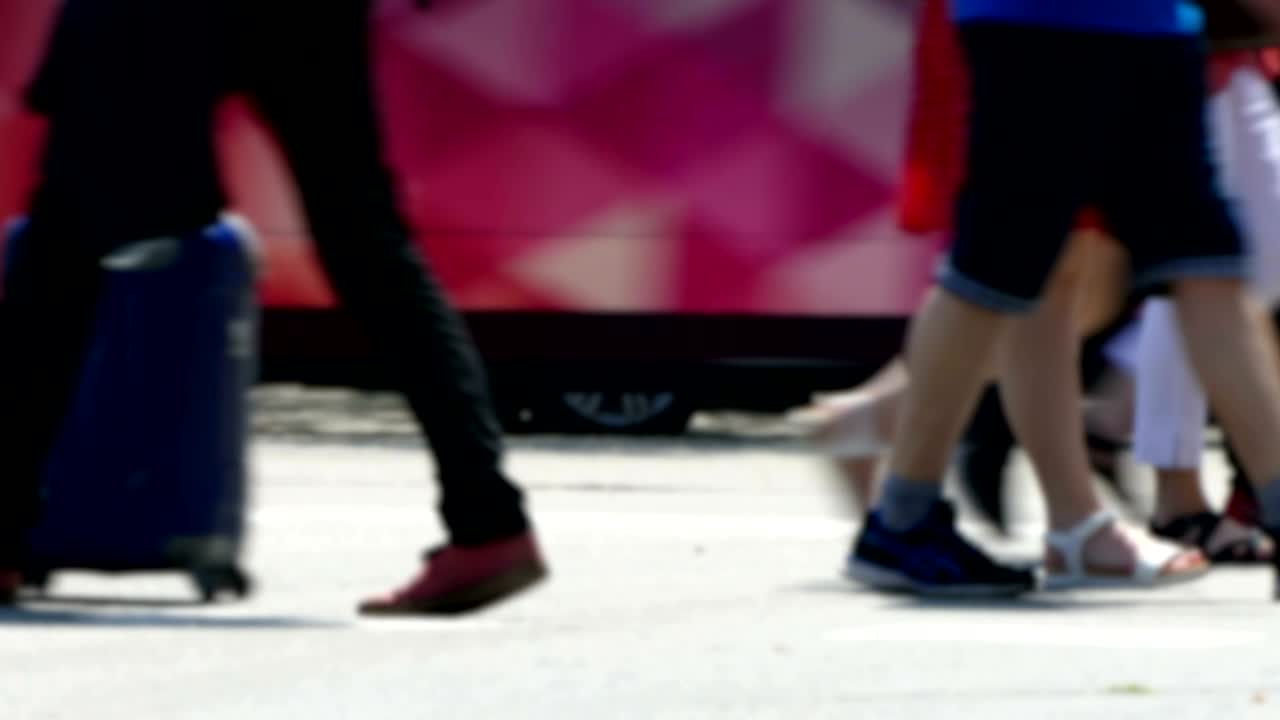 vista lateral borrosa de los peatones caminando. lapso de tiempo.