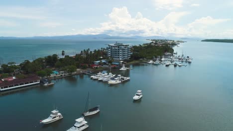 la carretera que separa el rio tranquilo y el mar en puntarenas, costa rica