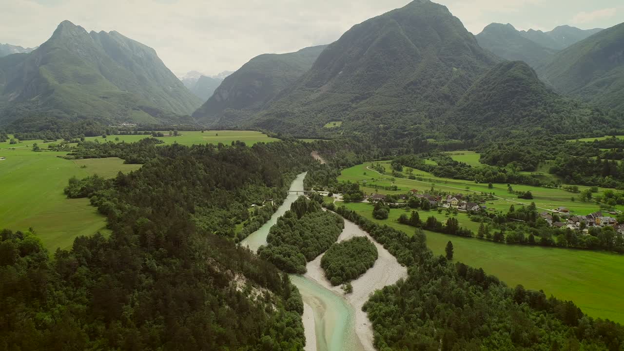Vista aerea di un piccolo villaggio con case tipiche vicino al fiume Isonzo, Slovenia.