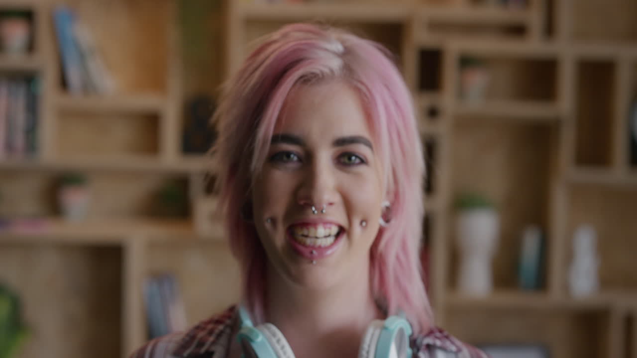 젊은  ⁇ 크 여성의 초상화 웃는 즐거운 분홍색  ⁇ 키 헤어스타일 얼굴 피어싱 아름다운 성공적인 백인 여성 대안 패션 스타일 개성