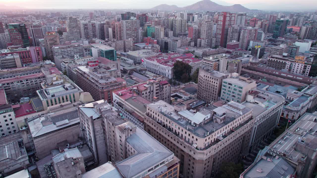 산티아고 시내의 역사적이고 현대적인 건축물을 촬영하고 있습니다.