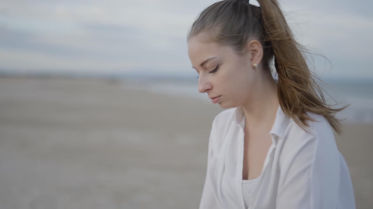 해변에 있는 여자