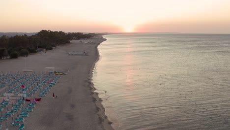 Vista-Aérea-Del-Hermoso-Mar-Y-La-Playa-Al-Amanecer,-Paisaje-Marino,-Simeri-Mare,-Calabria,-Sur-De-Italia